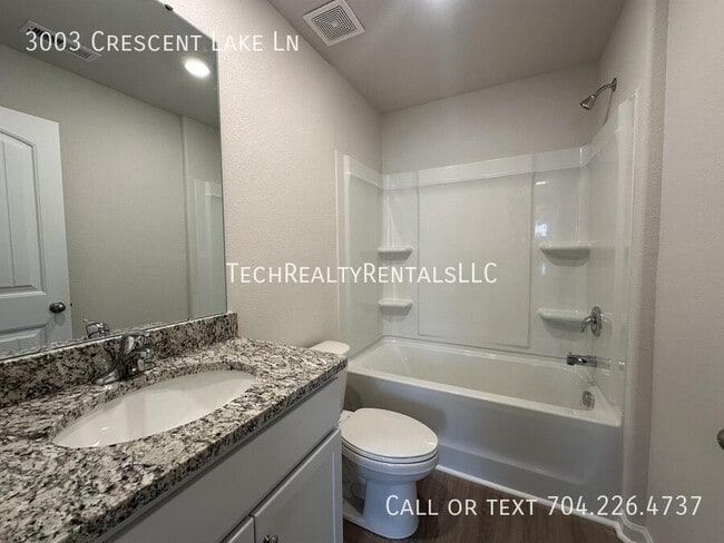 Building Photo - 3003 Cres Lk Ln