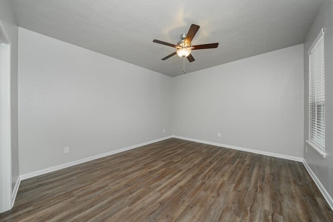 Building Photo - Spacious Townhome Available Now!