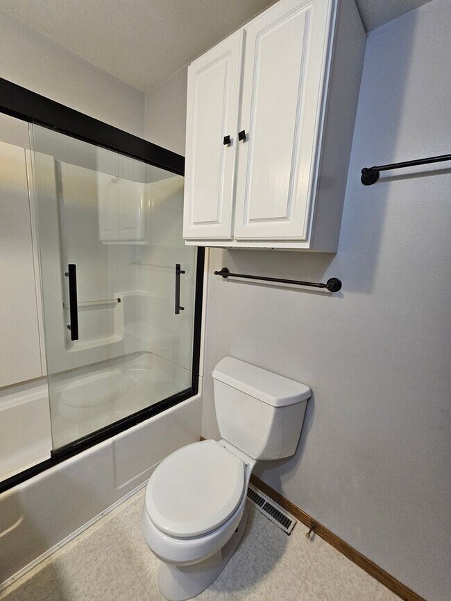 Building Photo - 3 bedroom 2 bath with additional lower lev...