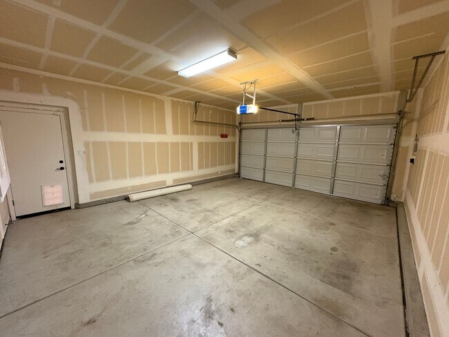 Building Photo - SE Visalia home coming soon!