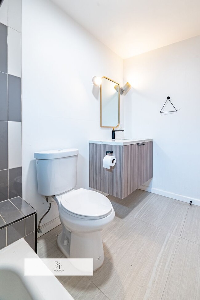 Building Photo - Spacious 4-Bed, 3-Bath Home in Los Angeles – Includes 2 Suites