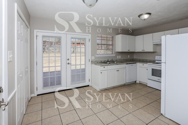 Building Photo - Enjoy one-level living in this 3 bedroom, 2 bathroom ranch-style home