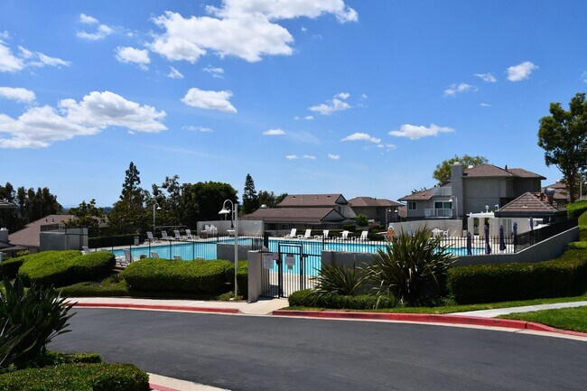 Building Photo - Newly remodeled and updated