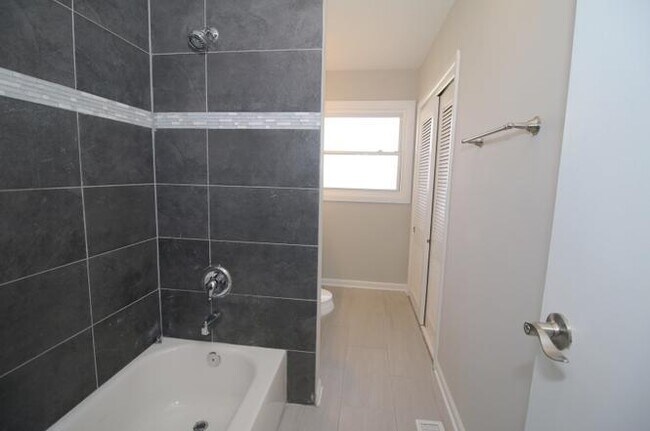 Building Photo - 460 E Thacker St