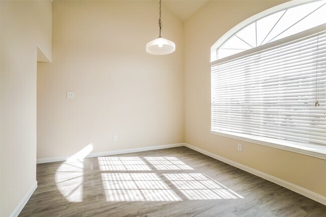 Building Photo - 2446 Tomica Ct