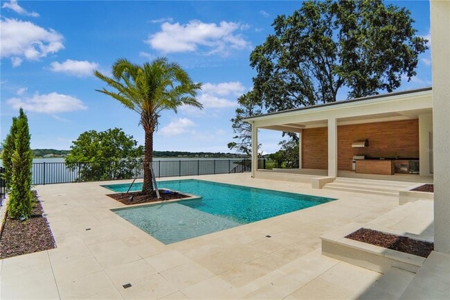 Building Photo - 15023 Pendio Dr