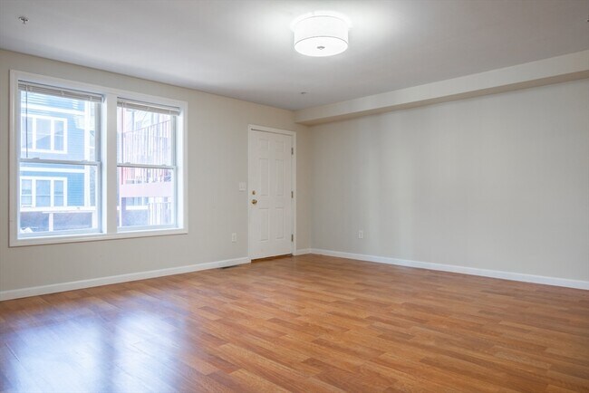 Building Photo - 45 Chelsea St