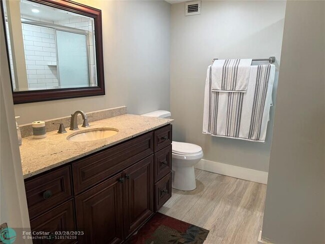Building Photo - 1236 Hillsboro Mile