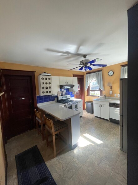 Building Photo - 830 Plymouth Ave