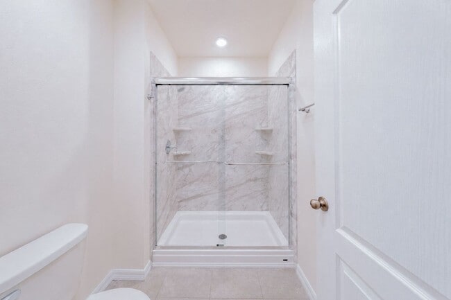 Building Photo - Like-New End-Unit 3 Bedroom Townhome