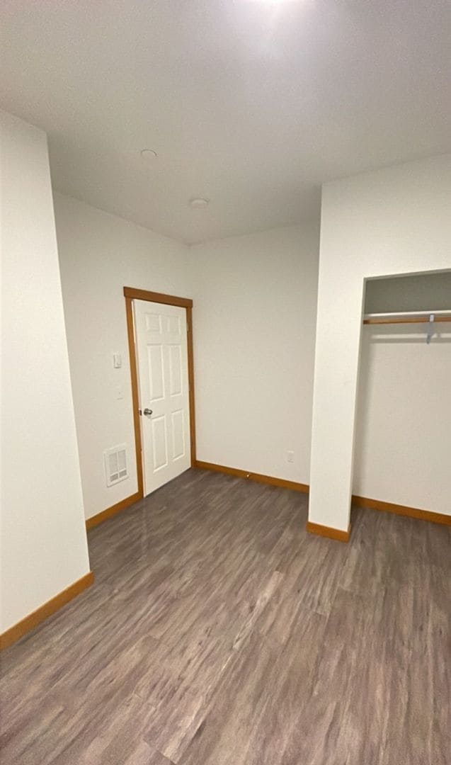 Building Photo - PRELEASING: 3 bdrm/1 bath Top Floor Unit Near WWU and Downtown!