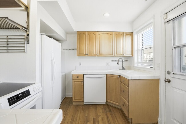 Building Photo - Park Hill 2 Bed Townhome - MOVE IN SPECIAL - Parking Included