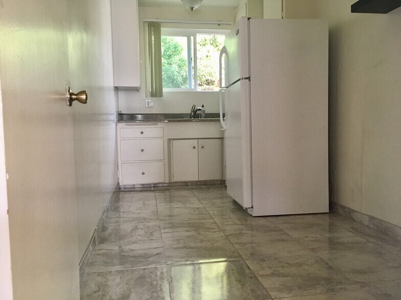 spacious, bright, separate kitchen - 1318 N Martel Ave