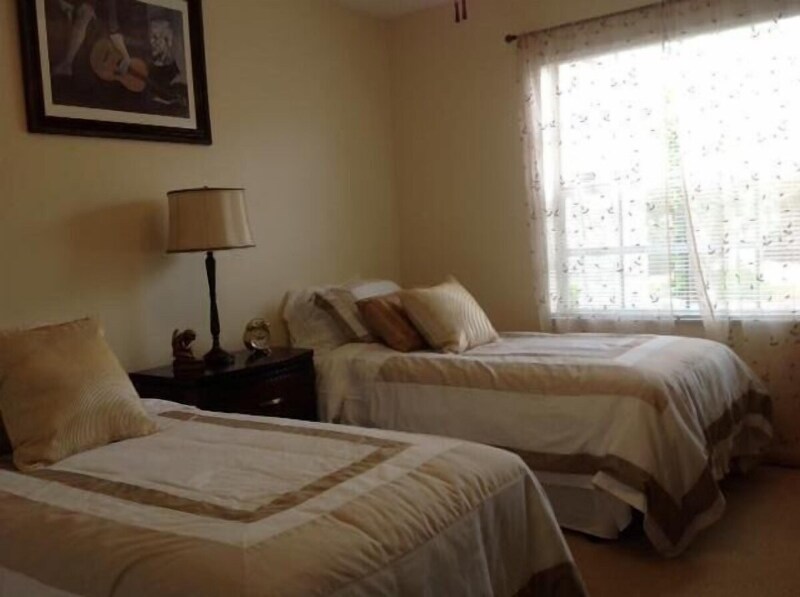 Building Photo - 20 Commodore Pl