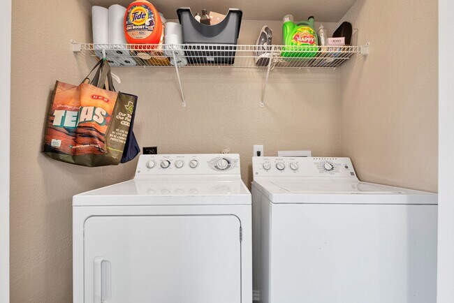 Building Photo - Charming 3 Bed 2.5 Bath Home in Woodlake Meadows Community