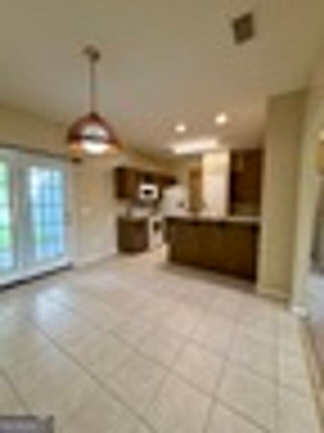 Building Photo - 200 Royal Palms Ave