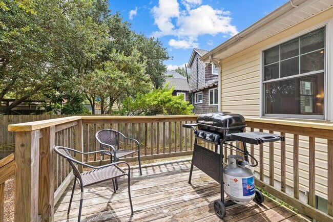 Building Photo - 912 Little Bay Ave