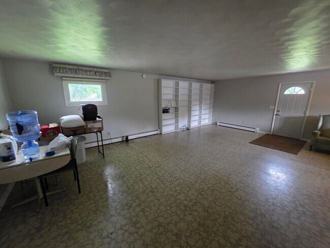 Building Photo - 3BR/2BA/2CarGarage Only A Few Minutes From Everything!