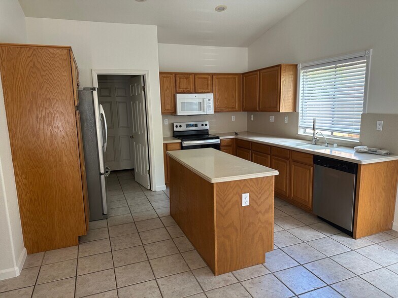 Building Photo - 6360 Raspberry Ct