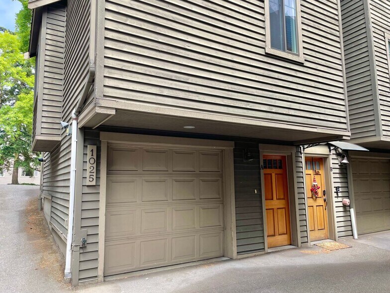 Building Photo - 1025 NE 125th St