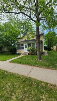 Building Photo - 4+ Bedroom Home Near Local Schools and Par...