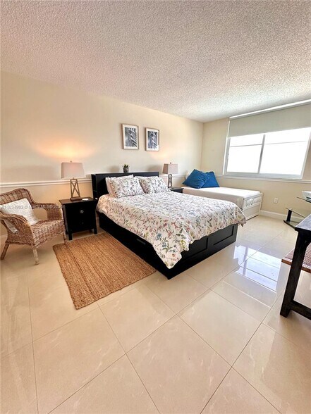 Building Photo - 300 Bayview Dr