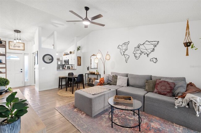 Building Photo - 245 Petrea Dr