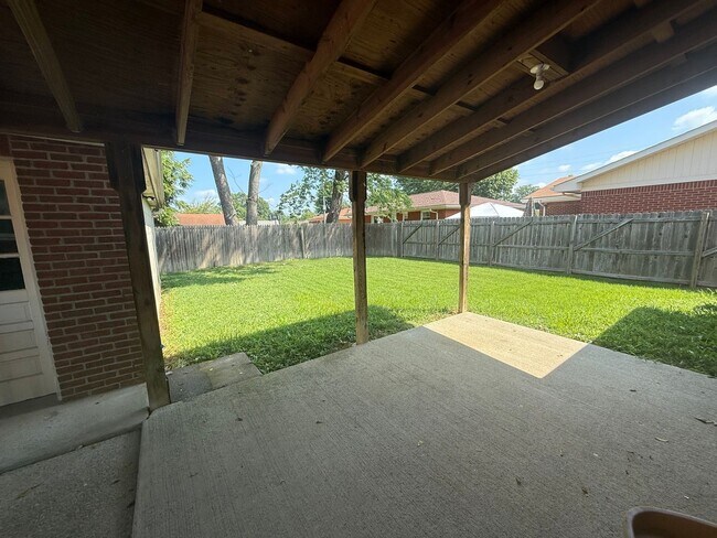 Building Photo - Cloverport Neighborhood! Dixie close to Wa...
