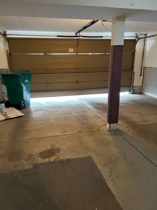 Building Photo - 3 Bedroom plus loft and Community Pool