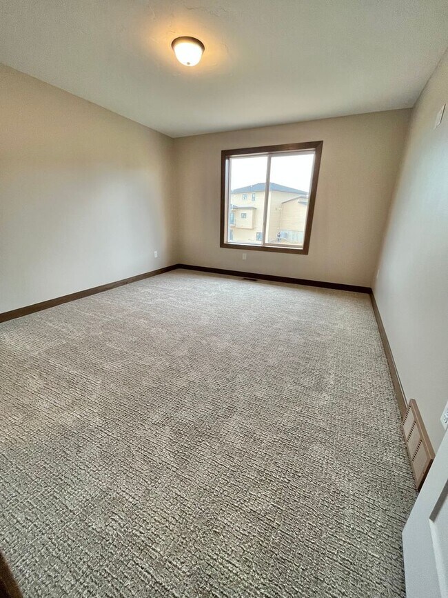 Building Photo - 5 Bed/2.5 Bath Twinhome For Rent!!