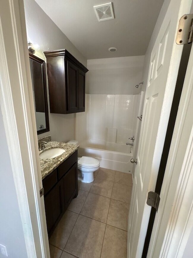 Building Photo - 3br 2ba duplex with 2 car garage!
