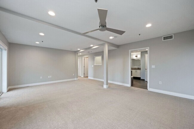 Building Photo - 3075 Kennedy Dr