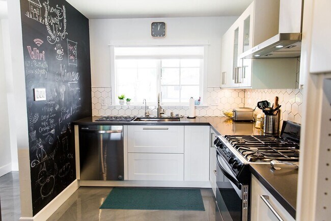 Building Photo - Gorgeous Fully Furnished 3 Bd 2 Bath Vacat...