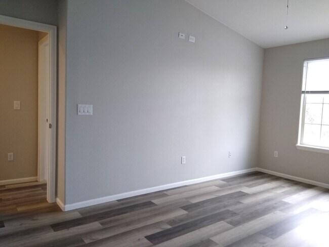 Building Photo - Beautifull Spacious 2 Bedroom 2 Bath Townh...