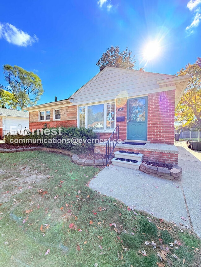 Building Photo - 3 Bed/1 Bath Home with Fenced Yard / Pet-Friendly / Vouchers Accepted / Available Now!