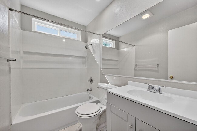 Building Photo - Newly renovated 2 bedroom, 2.5 bath townhome available in Chula Vista!