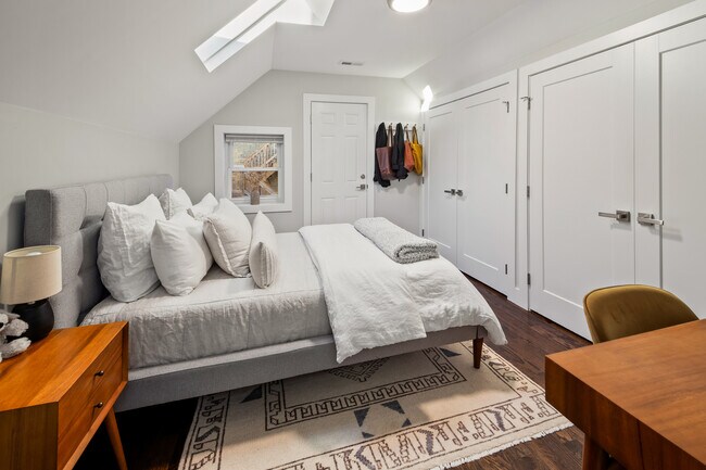 Building Photo - 2144 W Shakespeare Ave