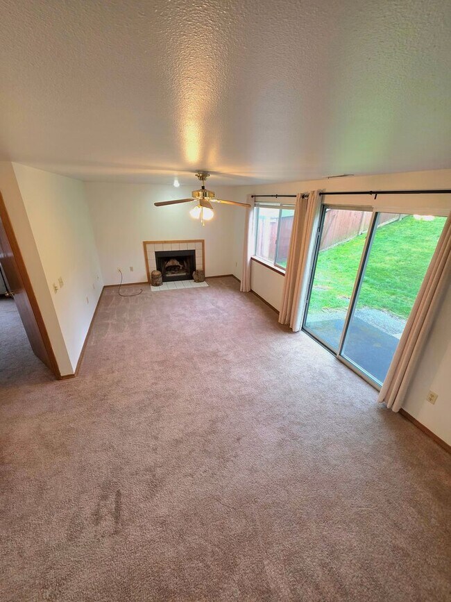 Building Photo - Federal Way tri-level rental home - 3 bedroom plus den, 3 bathrooms, 2 car garage, Available NOW!