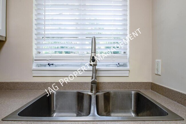 Building Photo - 2761 St Johns Ave