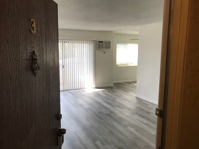 Entry - 3173 Rowena Ave