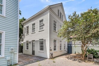 Building Photo - 3 Bedroom 2.5 Bath House in the hip Elliot...
