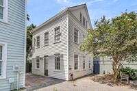 Building Photo - 3 Bedroom 2.5 Bath House in the hip Elliot...