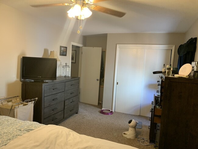 Building Photo - Bluemound Townhomes Unit 12115