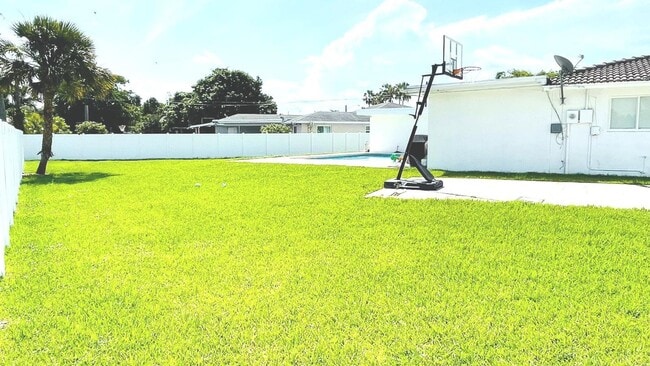 Building Photo - 4000 NW 3rd Ave