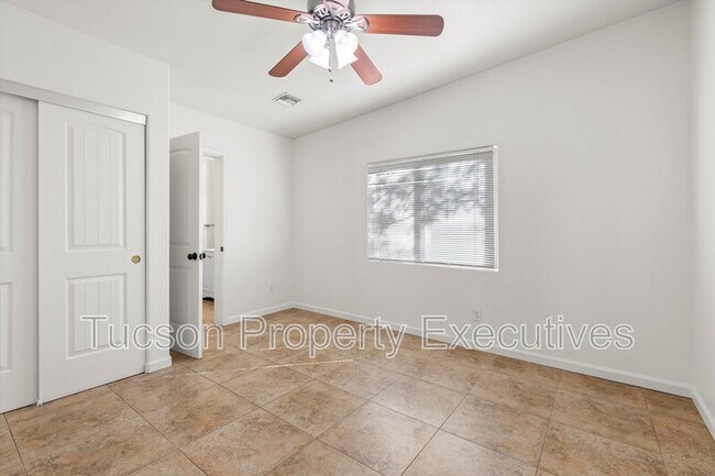 Building Photo - 227 E Waverly St