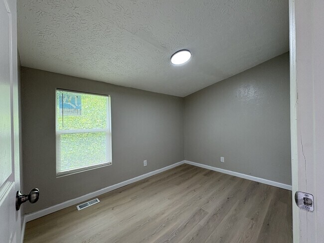 Building Photo - 1203 Karnes Ave