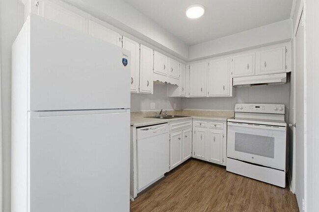 Building Photo - Prime Bellevue Location! 3-Bed Townhouse with 1.5 Baths