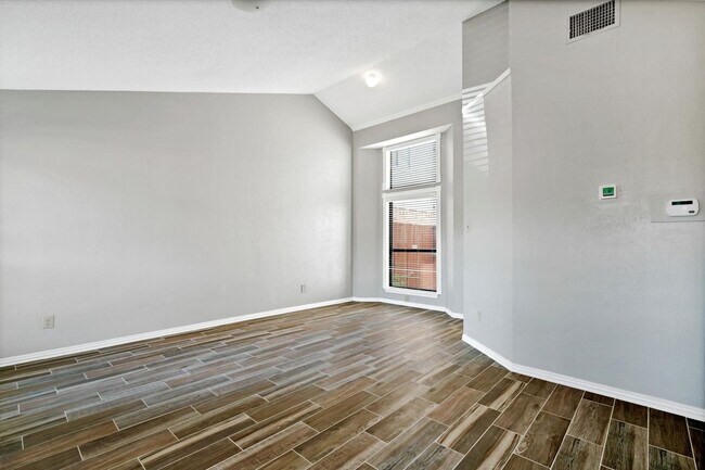 Building Photo - Lovely and Well maintained 2 bedroom & 2.5...