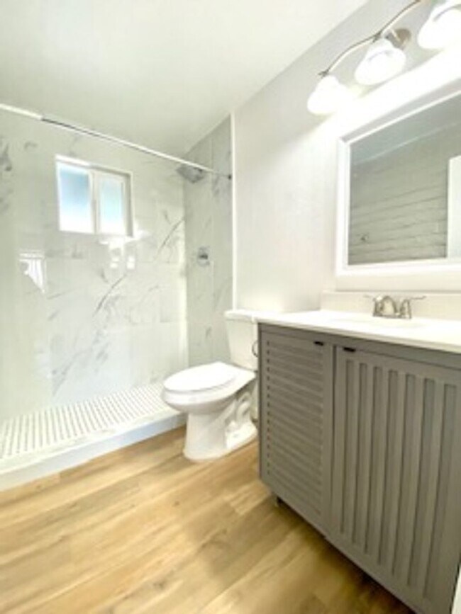 Building Photo - 4 bed 3, bath with connected guest house