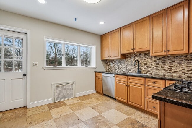 Building Photo - 68 Valley Rd